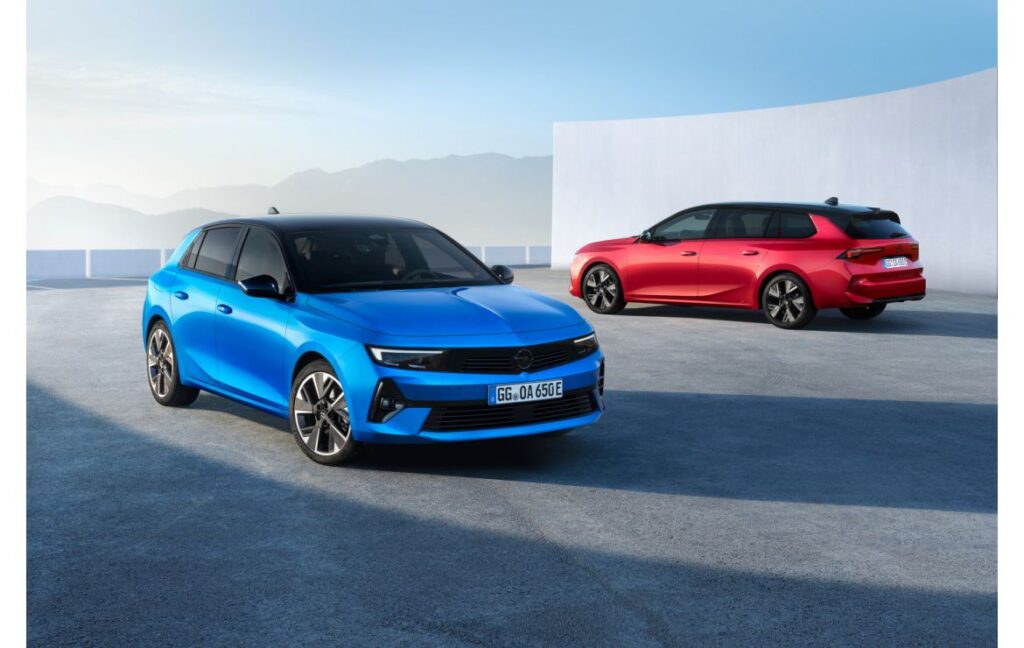 Nell'immagine sono presenti due Opel Astra Electric, uno dei modelli di auto elettriche più attesi del 2023