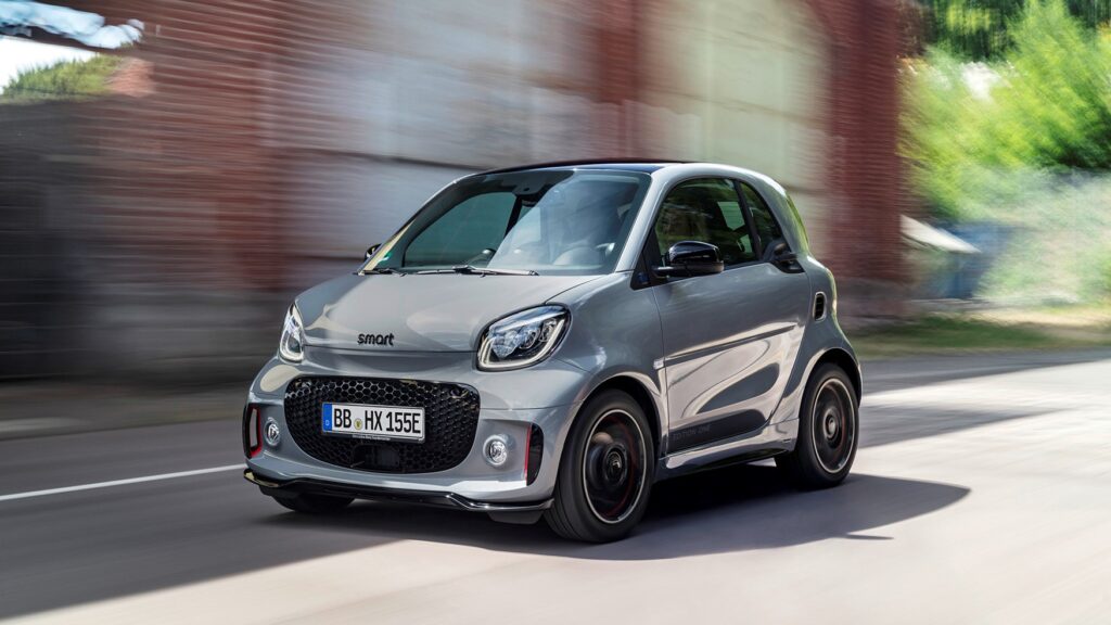 The image shows a Smart EQ fortwo, considered one of the best full electric cars to get the 2023 Ecobonus.