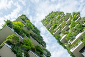 L'immagine mostra un esempio di edilizia green: il Bosco Verticale a Milano, progettato da Boeri Studio, si chiama cosi perché ogni torre ospita alberi tra i 3 e i 6 metri. La loro funzione? Aiutare a mitigare lo smog e produrre ossigeno.