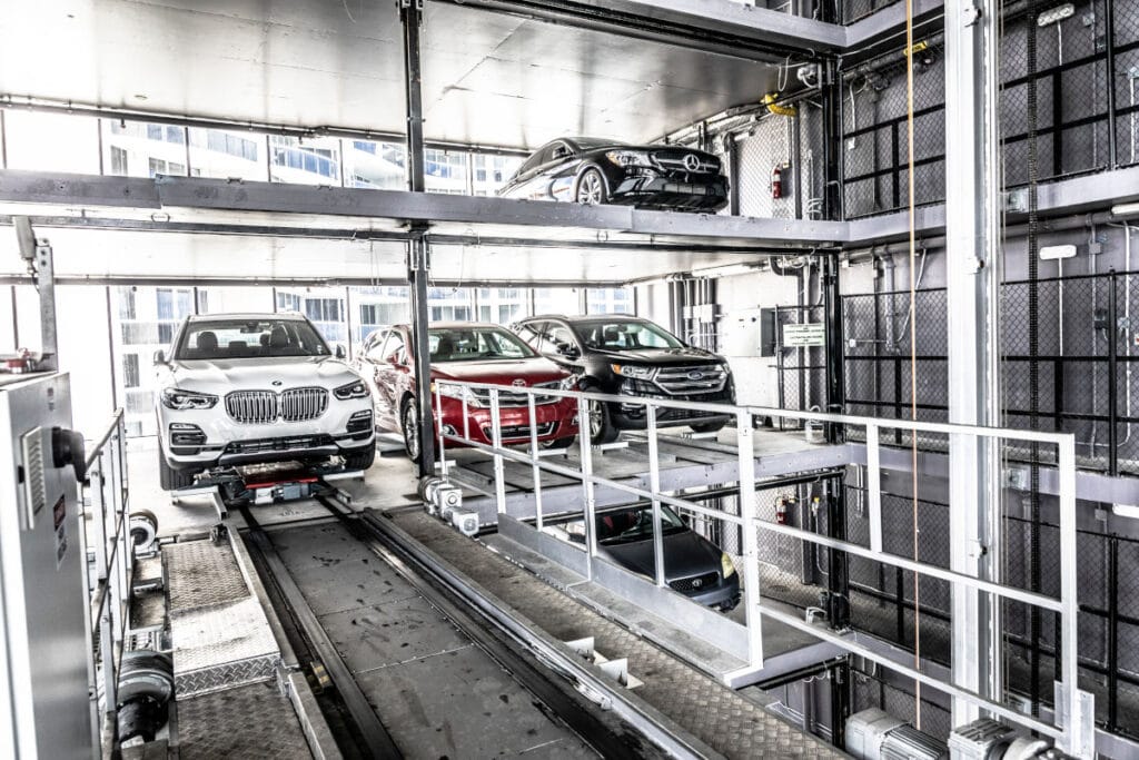 Sistema di parcheggio automatico che ottimizza lo spazio verticale e migliora l’efficienza operativa in ambienti urbani moderni.