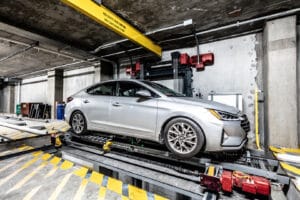 auto su carrello di trasferimento in un parcheggio automatico completamente automatizzato