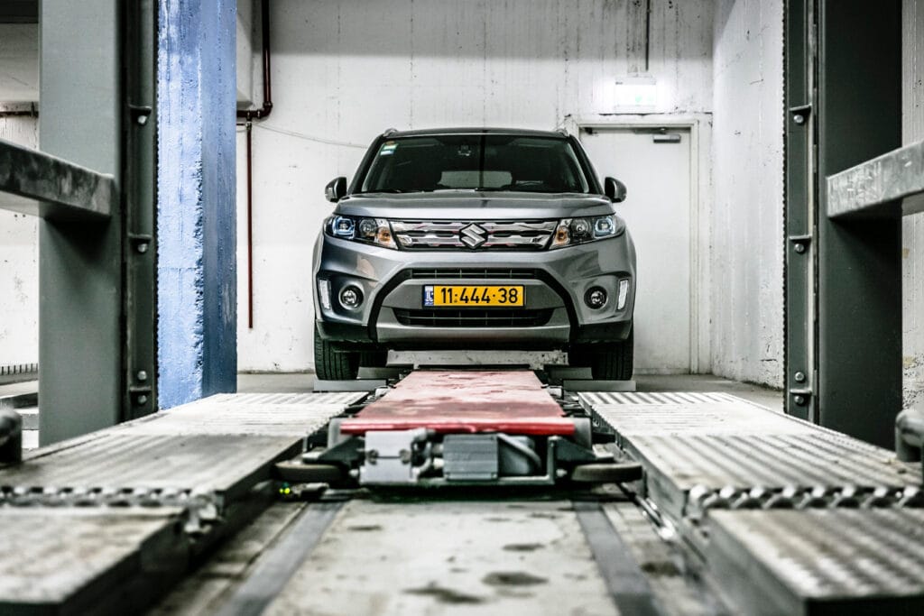 veicolo su piattaforma di movimentazione in un sistema di parcheggio automatico